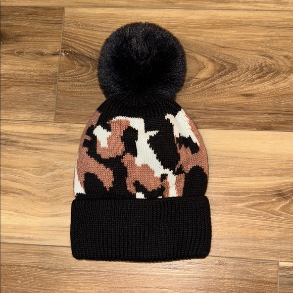 Accessories - Woman’s ' Black and Brown Pom-Pom Beanie